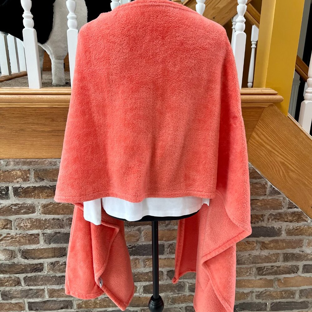 LAST CHANCE! Soft & Snuggly Coral Shawl/Cape with Pockets - Picture 6 of 11